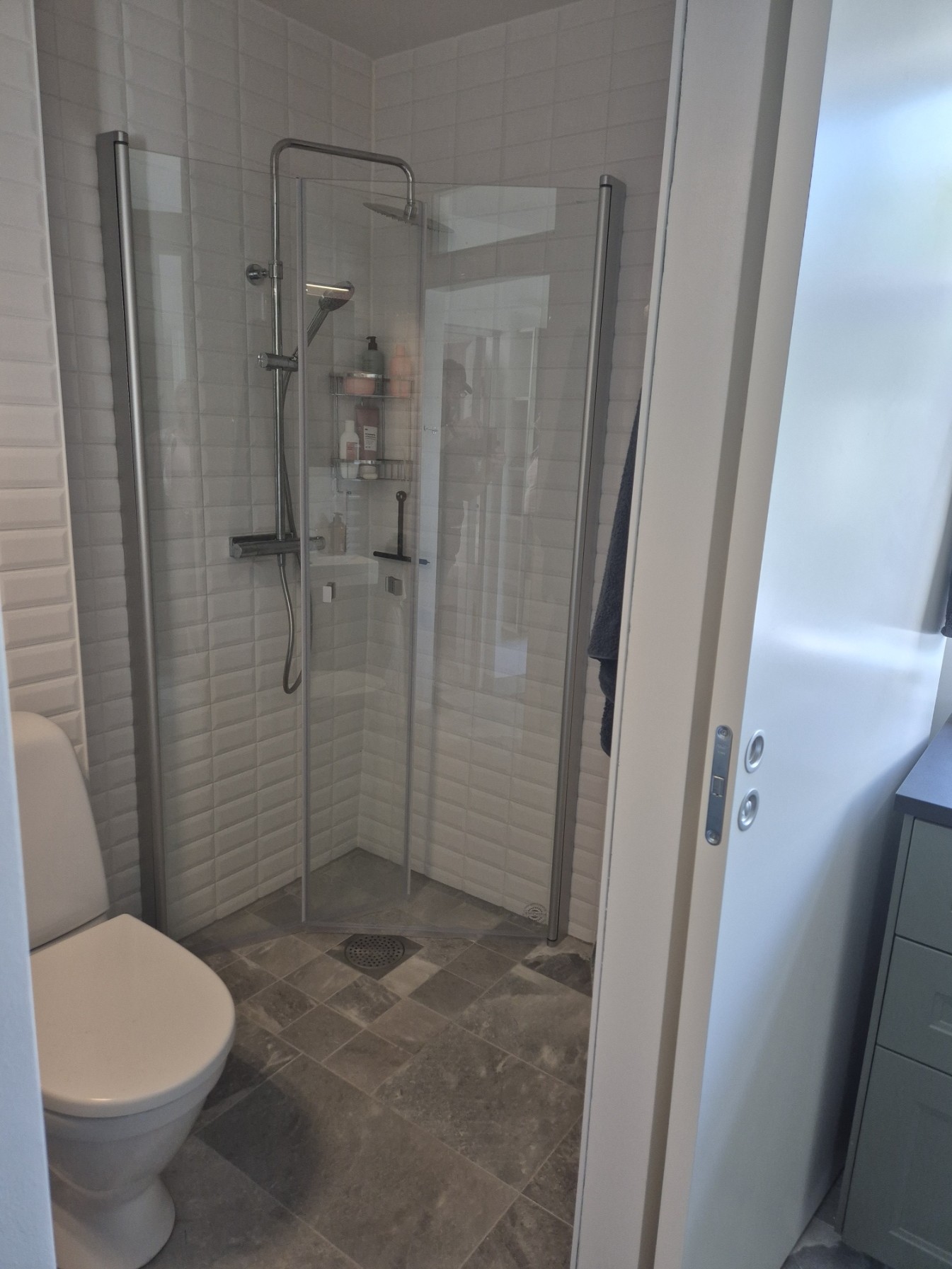 Renoverat badrum med dusch och vitt kakel i Båstad