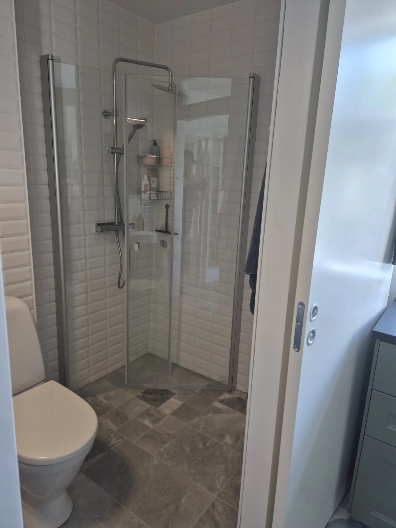 Renoverat badrum med dusch och vitt kakel i Båstad